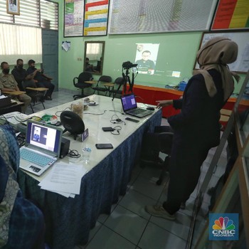 Intip Momen Hari Pertama Tahun Ajaran Baru yang Serba Online