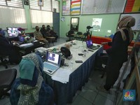Intip Momen Hari Pertama Tahun Ajaran Baru yang Serba Online