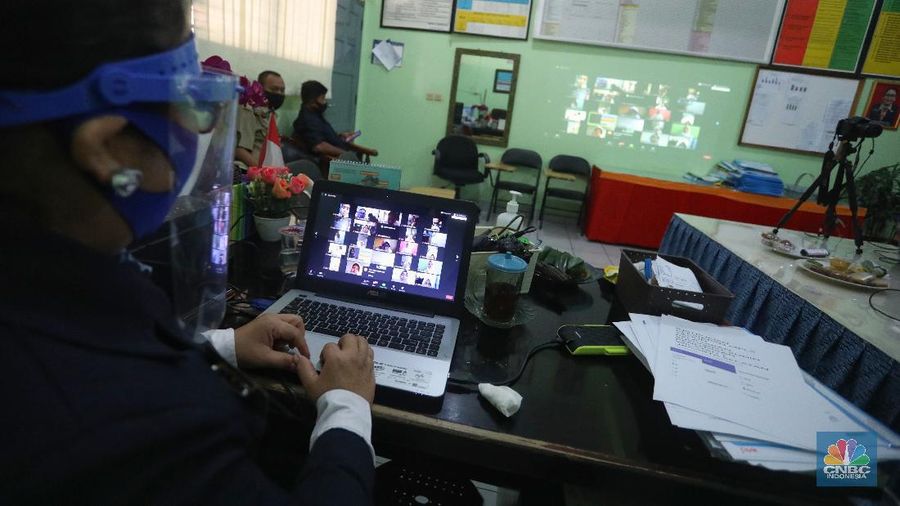 Hari pertama tahun ajaran baru, siswa ikuti MPLS via daring. CNBC Indonesia/Andrean Kristianto