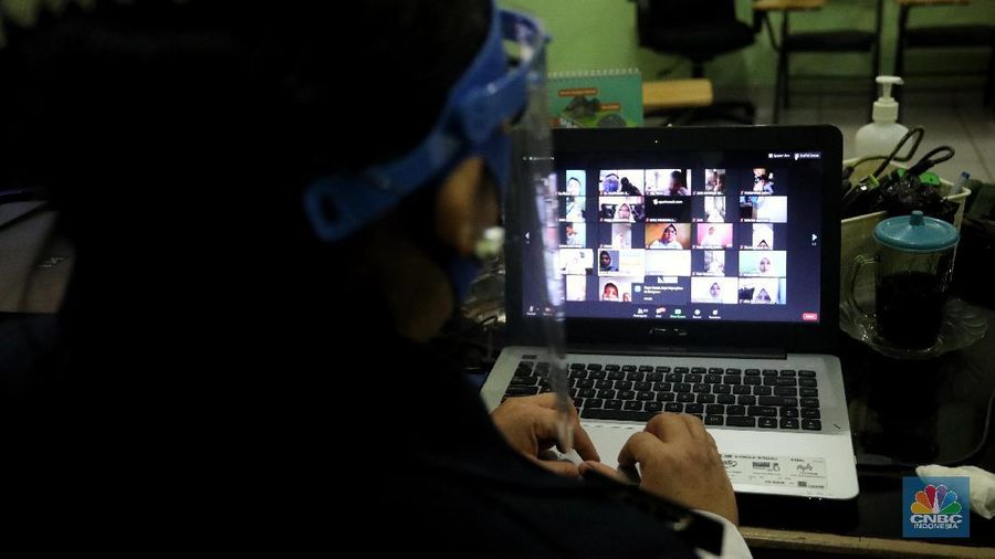 Hari pertama tahun ajaran baru, siswa ikuti MPLS via daring. CNBC Indonesia/Andrean Kristianto