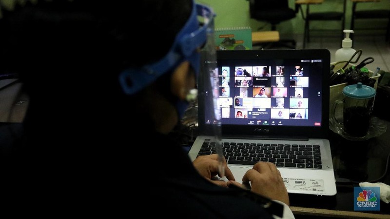 Hari pertama tahun ajaran baru, siswa ikuti MPLS via daring. CNBC Indonesia/Andrean Kristianto