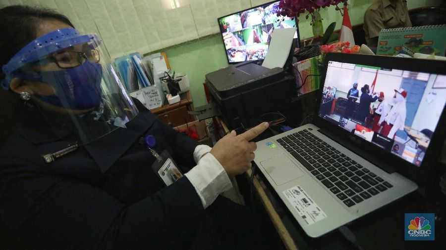 Hari pertama tahun ajaran baru, siswa ikuti MPLS via daring. CNBC Indonesia/Andrean Kristianto