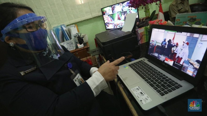 Hari pertama tahun ajaran baru, siswa ikuti MPLS via daring. CNBC Indonesia/Andrean Kristianto