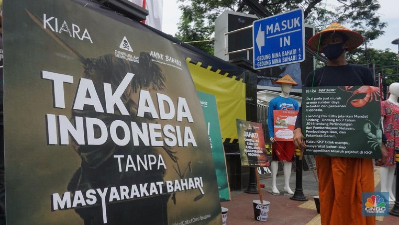 Massa dari Koalisi Rakyat untuk Keadilan Perikanan (KIARA) melakukan unjuk rasa di depan Kantor KKP. CNBC Indonesia/Muhammad Sabki