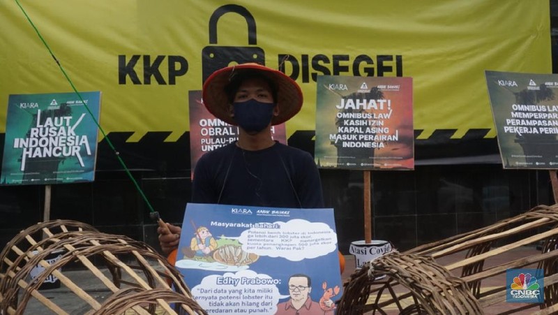 Massa dari Koalisi Rakyat untuk Keadilan Perikanan (KIARA) melakukan unjuk rasa di depan Kantor KKP. CNBC Indonesia/Muhammad Sabki