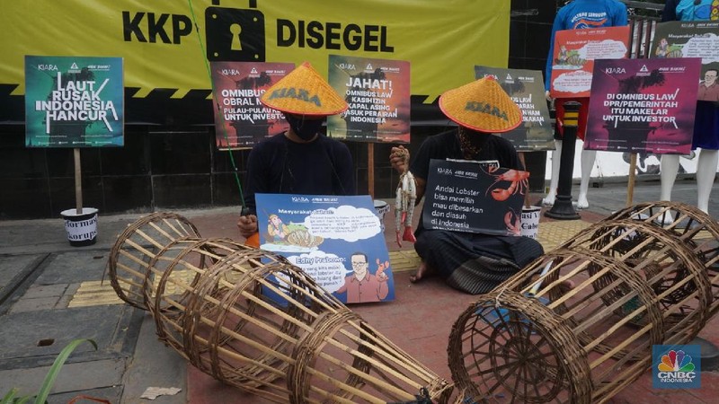 Massa dari Koalisi Rakyat untuk Keadilan Perikanan (KIARA) melakukan unjuk rasa di depan Kantor KKP. CNBC Indonesia/Muhammad Sabki