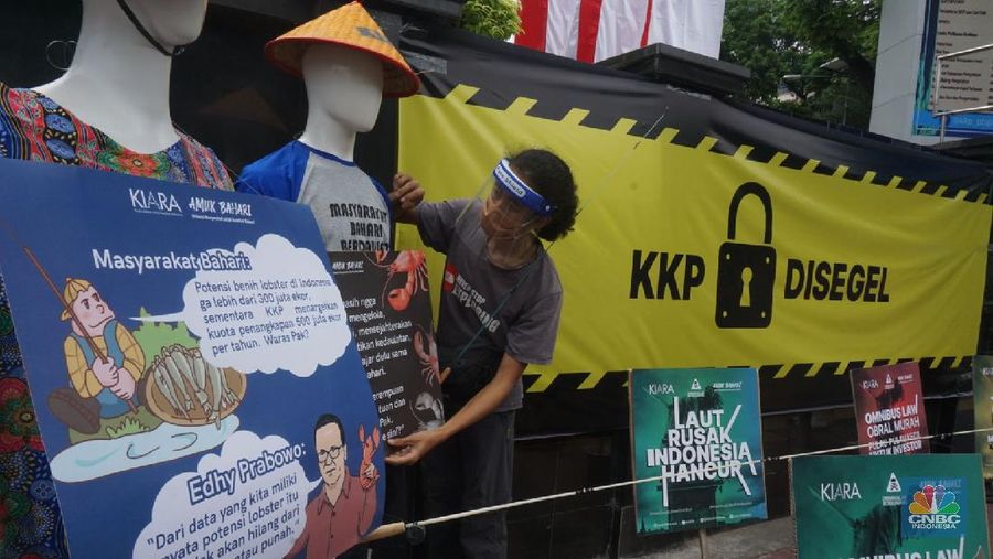 Massa dari Koalisi Rakyat untuk Keadilan Perikanan (KIARA) melakukan unjuk rasa di depan Kantor KKP. CNBC Indonesia/Muhammad Sabki