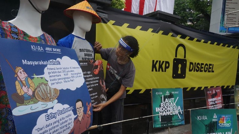 Massa dari Koalisi Rakyat untuk Keadilan Perikanan (KIARA) melakukan unjuk rasa di depan Kantor KKP. CNBC Indonesia/Muhammad Sabki