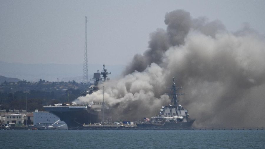 Pemadaman Kapal Perang Angkatan Laut AS yang Terbakar. AP/Petty Officer 3rd Class Christina Ross
