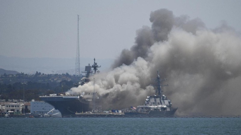 Pemadaman Kapal Perang Angkatan Laut AS yang Terbakar. AP/Petty Officer 3rd Class Christina Ross