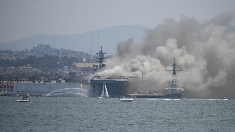 Pemadaman Kapal Perang Angkatan Laut AS yang Terbakar. AP/Petty Officer 3rd Class Christina Ross