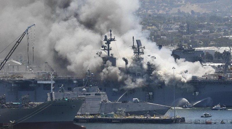 Pemadaman Kapal Perang Angkatan Laut AS yang Terbakar. AP/Petty Officer 3rd Class Christina Ross