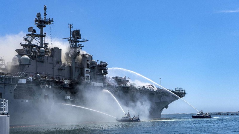 Pemadaman Kapal Perang Angkatan Laut AS yang Terbakar. AP/Petty Officer 3rd Class Christina Ross