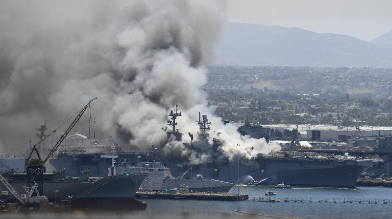 Pemadaman Kapal Perang Angkatan Laut AS yang Terbakar. AP/Petty Officer 3rd Class Christina Ross