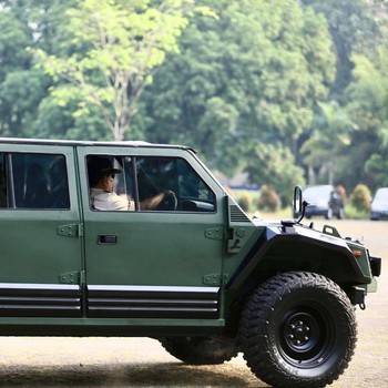 Prabowo Tunggangi Maung Hingga Singapura yang Terjerat Resesi