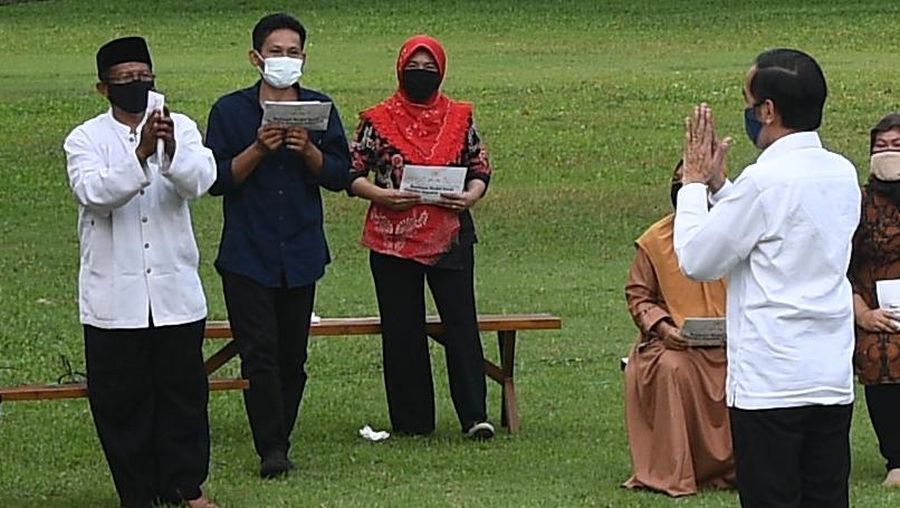 Presiden Jokowi Serahkan Bantuan Modal Kerja bagi Pelaku Usaha Mikro dan Kecil. Rusman - Biro Pers Sekretariat Presiden