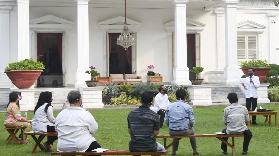 Presiden Jokowi Serahkan Bantuan Modal Kerja bagi Pelaku Usaha Mikro dan Kecil. Rusman - Biro Pers Sekretariat Presiden