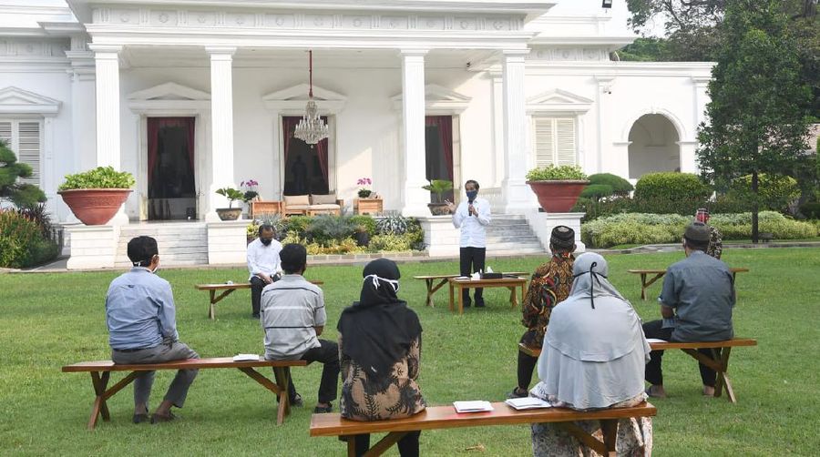 Presiden Jokowi Serahkan Bantuan Modal Kerja bagi Pelaku Usaha Mikro dan Kecil. Rusman - Biro Pers Sekretariat Presiden