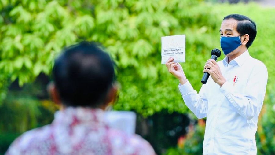Presiden Jokowi Serahkan Bantuan Modal Kerja bagi Pelaku Usaha Mikro dan Kecil. Rusman - Biro Pers Sekretariat Presiden