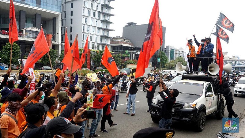 Puluhan pekerja geruduk kantor Lion Air. CNBC Indonesia/Muhammad Sabki