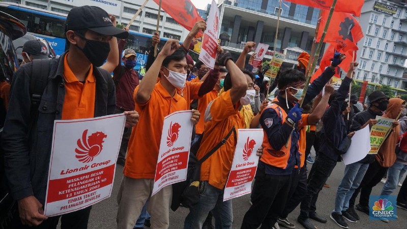 Puluhan pekerja geruduk kantor Lion Air. CNBC Indonesia/Muhammad Sabki