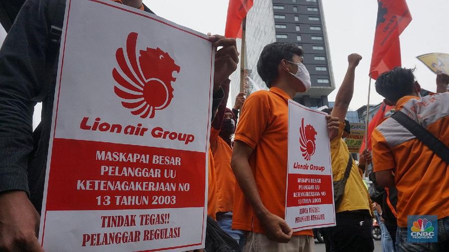Puluhan pekerja geruduk kantor Lion Air. CNBC Indonesia/Muhammad Sabki