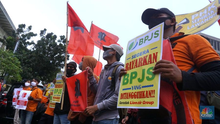 Puluhan pekerja geruduk kantor Lion Air. CNBC Indonesia/Muhammad Sabki
