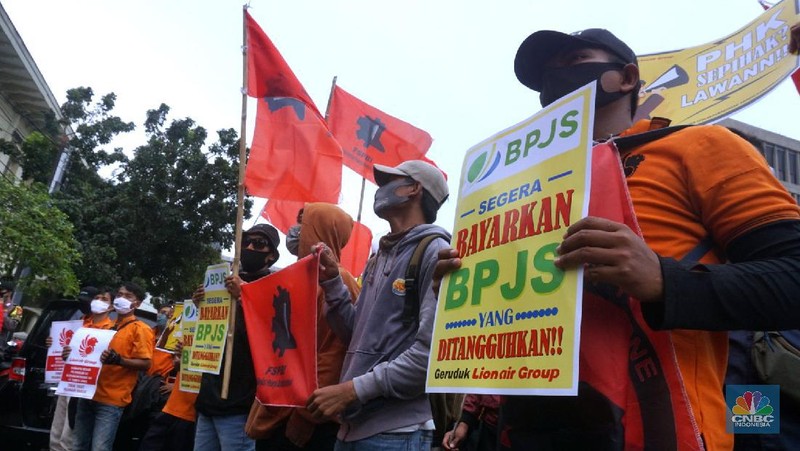 Puluhan pekerja geruduk kantor Lion Air. CNBC Indonesia/Muhammad Sabki
