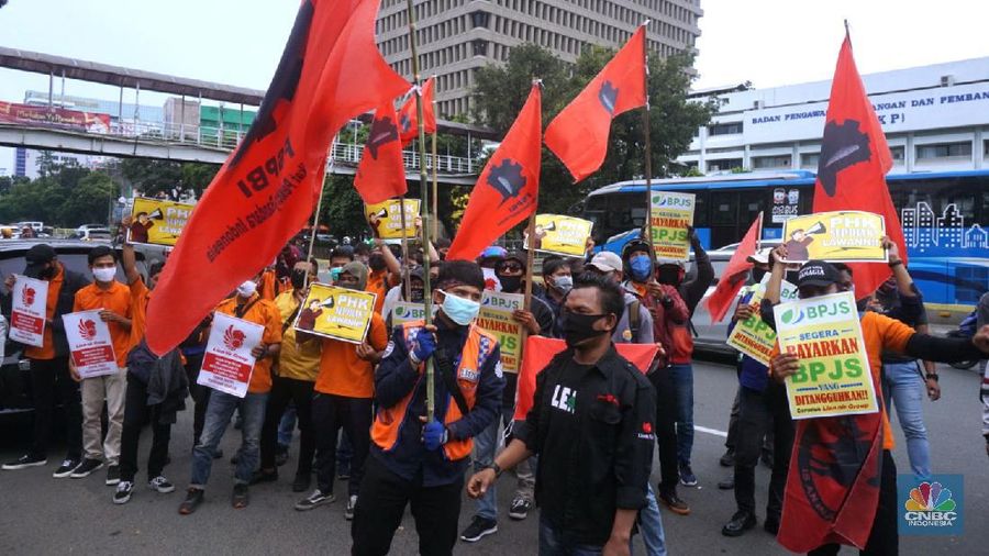 Puluhan pekerja geruduk kantor Lion Air. CNBC Indonesia/Muhammad Sabki