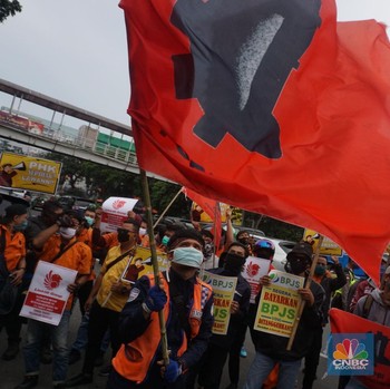 Tolak PHK Sepihak, Puluhan Pekerja Geruduk Markas Lion Air