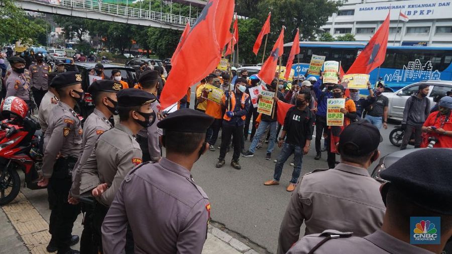 Puluhan pekerja geruduk kantor Lion Air. CNBC Indonesia/Muhammad Sabki