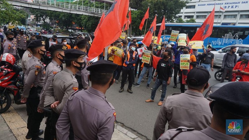 Puluhan pekerja geruduk kantor Lion Air. CNBC Indonesia/Muhammad Sabki