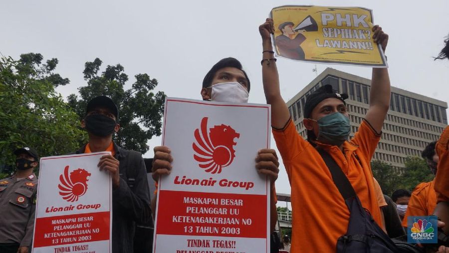 Puluhan pekerja geruduk kantor Lion Air. CNBC Indonesia/Muhammad Sabki