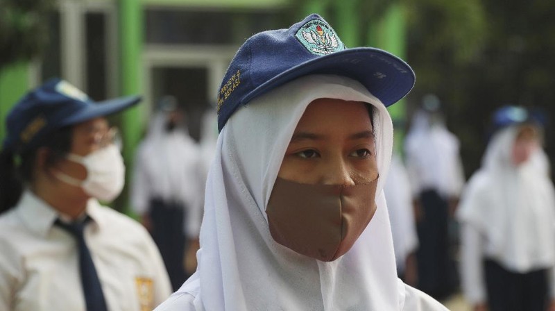 Siswa menggunakan masker dihari pertama masuk sekolah negeri di Bekasi. AP/Achmad Ibrahim