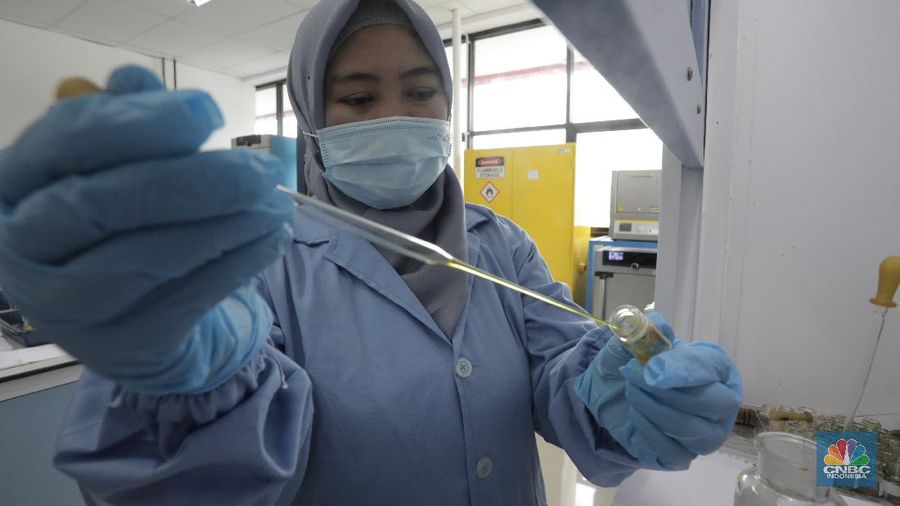 Uji Lab Kandidat Obat Herbal untuk Covid-19 di Lab Cara Pembuatan Obat Tradisonal Baik (CPOTB) Pusat Penelitian Kimia LIPI. (CNBC Indonesia/Tri Susilo)