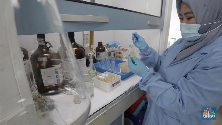 Uji Lab Kandidat Obat Herbal untuk Covid-19 di Lab Cara Pembuatan Obat Tradisonal Baik (CPOTB) Pusat Penelitian Kimia LIPI. (CNBC Indonesia/Tri Susilo)