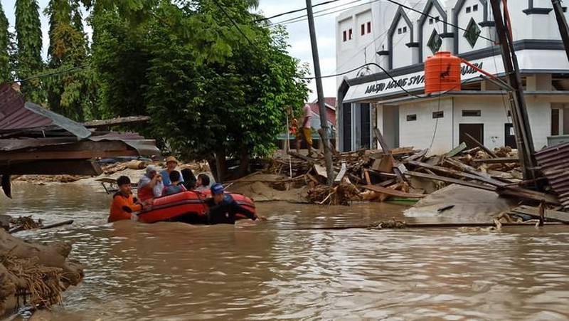 Material yang terbawa banjir saat menerjang Masamba pada Senin (13/7/20). Ist