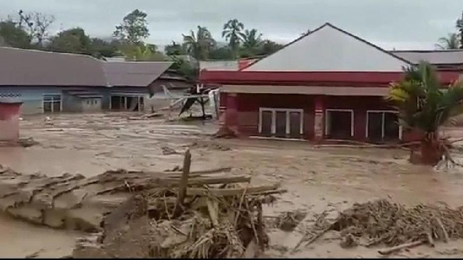 Material yang terbawa banjir saat menerjang Masamba pada Senin (13/7/20). Ist
