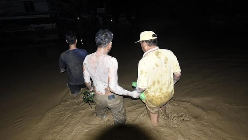 Material yang terbawa banjir saat menerjang Masamba pada Senin (13/7/20). Ist