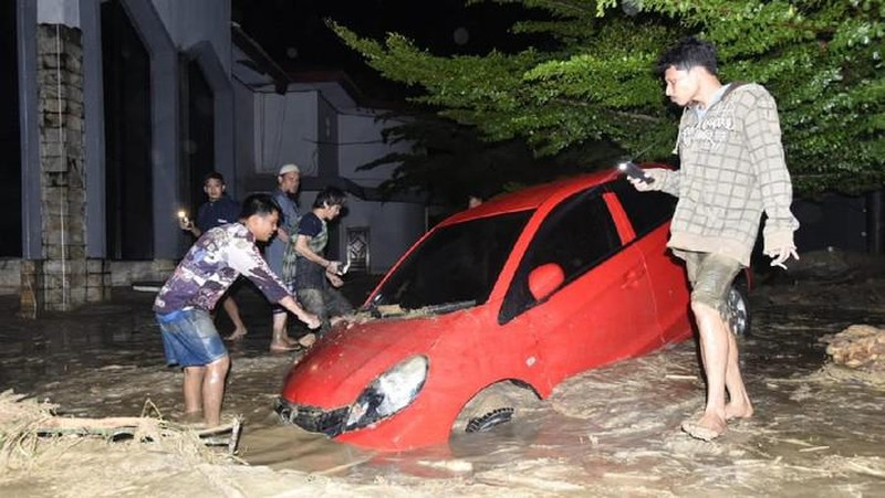 Material yang terbawa banjir saat menerjang Masamba pada Senin (13/7/20). Ist