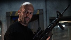 Ulah Jason Statham Bikin Kesel Tetangga: Parkir Heli di Halaman