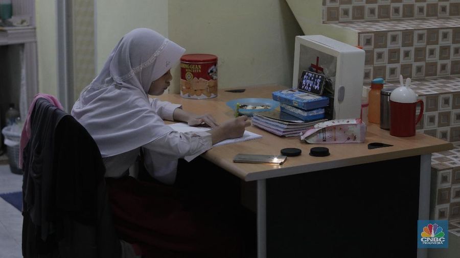 Kegiatan belajar via daring di tahun ajaran baru. (CNBC Indonesia/Muhammad Sabki)