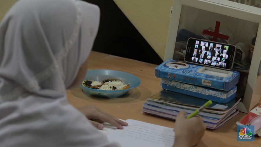 Kegiatan belajar via daring di tahun ajaran baru. (CNBC Indonesia/Muhammad Sabki)