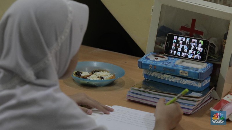 Kegiatan belajar via daring di tahun ajaran baru. (CNBC Indonesia/Muhammad Sabki)