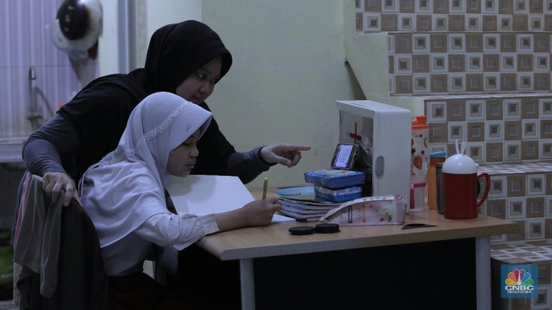 Kegiatan belajar via daring di tahun ajaran baru. (CNBC Indonesia/Muhammad Sabki)