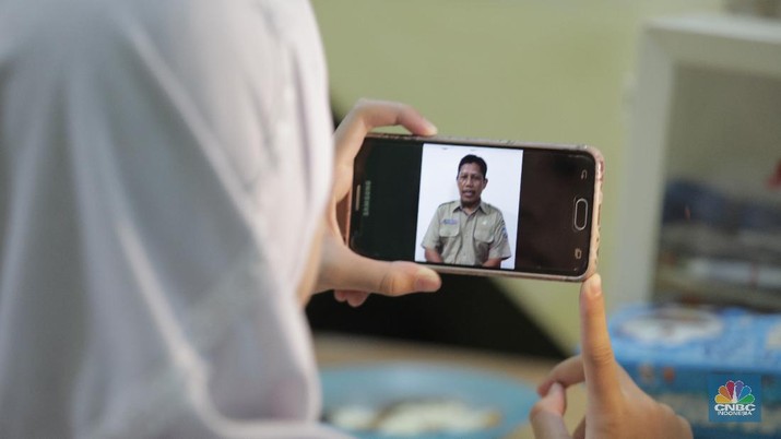 Kegiatan belajar via daring di tahun ajaran baru. (CNBC Indonesia/Muhammad Sabki)