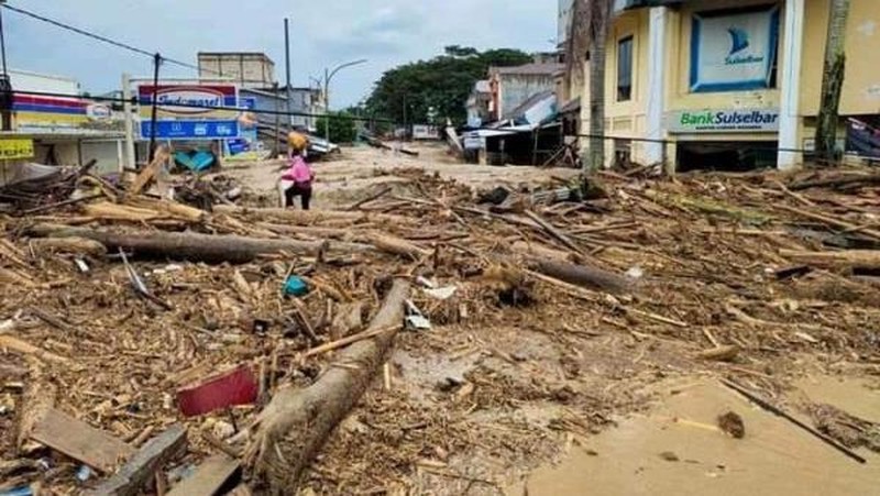 Material yang terbawa banjir saat menerjang Masamba pada Senin (13/7/20). Ist