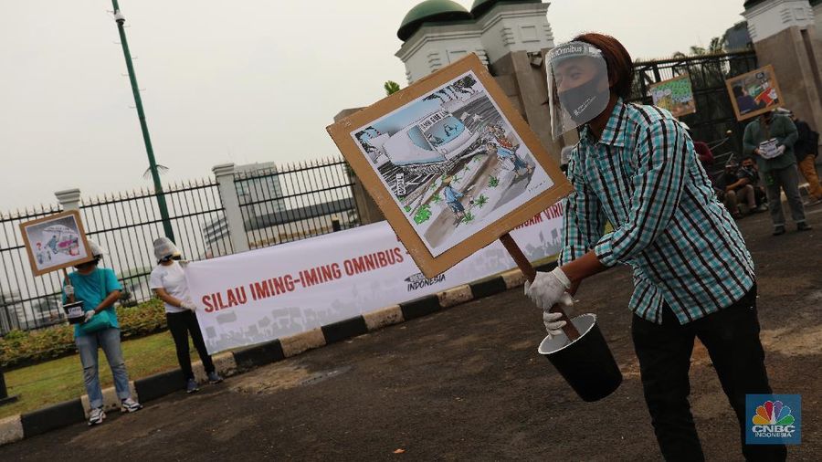 Sejumlah aktivis yang tergabung dalam gerakan #BersihkanIndonesia melakukan aksi di depan Gedung DPR/MPR. (CNBC Indonesia/Andrean Kristianto)