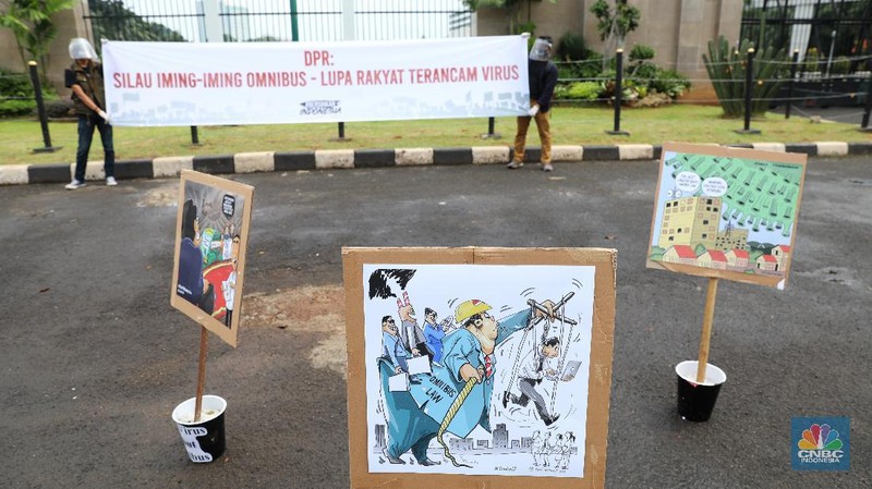 Sejumlah aktivis yang tergabung dalam gerakan #BersihkanIndonesia melakukan aksi di depan Gedung DPR/MPR. (CNBC Indonesia/Andrean Kristianto)
