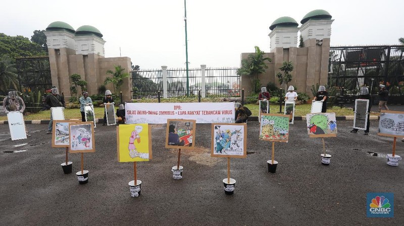 Sejumlah aktivis yang tergabung dalam gerakan #BersihkanIndonesia melakukan aksi di depan Gedung DPR/MPR. (CNBC Indonesia/Andrean Kristianto)